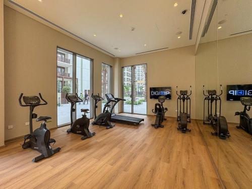 Vibrant 1BR With Airy Patio, Beach, Pool and Gym Access, Дубай (фото 5)