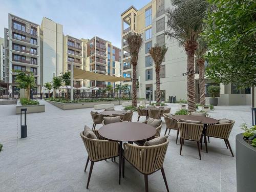 Vibrant 1BR With Airy Patio, Beach, Pool and Gym Access, Дубай (фото 8)