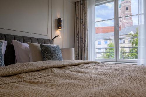 1 king bed, 1 twin bed