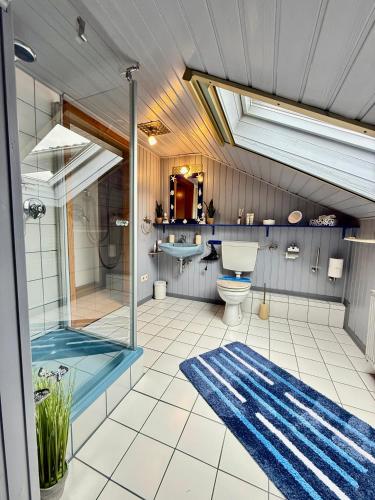 Bathroom, Charmante Ferienwohnung Ziegler mit Pool in Villmar
