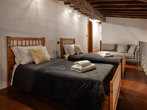 One of a kind Near The Duomo w/Balcony Palace Apt - image 3