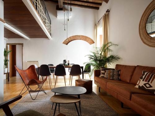 One of a kind Near The Duomo w/Balcony Palace Apt - image 7