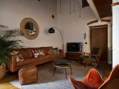 One of a kind Near The Duomo w/Balcony Palace Apt - image 5