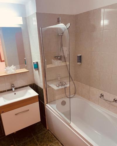 Hotel Moldova - main image