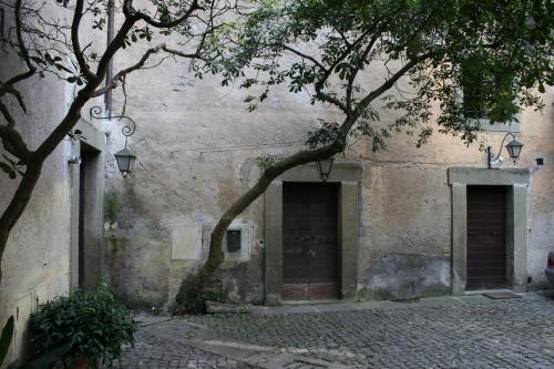 Castello Farnese, Roma, sulla Via Francigena in 伊索拉法爾內塞