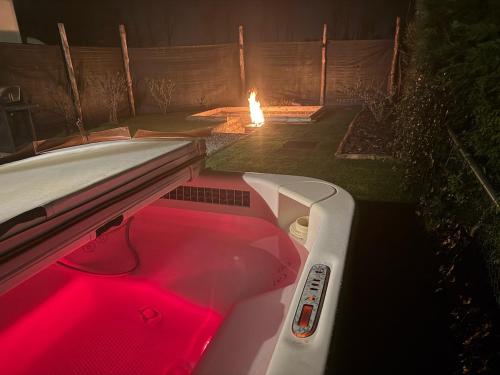 Vrt, House with garden, fireplace and hot tub in Ophoven