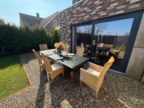 Vrt, House with garden, fireplace and hot tub in Ophoven