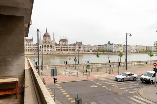 Vintage Parlament View Riverside Apt. w AC by NW 