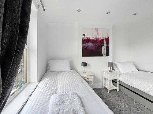 NEW 3 Bed House Sleeps 8 Ideal for Groups, Families & Contractors - Garden & Driveway - Central Location - Amaya 10