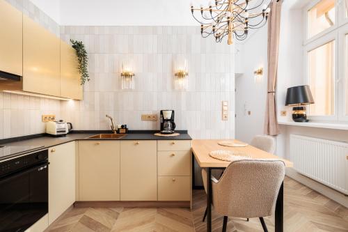 Urban Light Apartment - 3' Main Square - by Upstairs, Cracovia