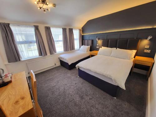 1 double bed, 1 twin bed