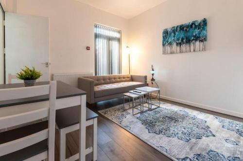 Spacious Contractor 5BR - Wi-Fi, Parking, Coventry
