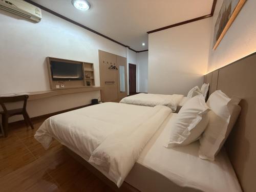Deluxe Twin Room image 10