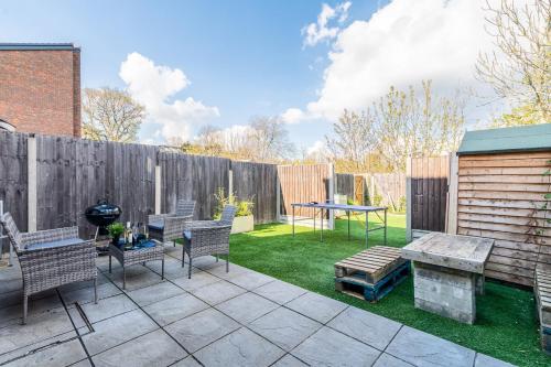 Parking, Yard, BBQ, Chic Apartment Near Wembley, Harrow