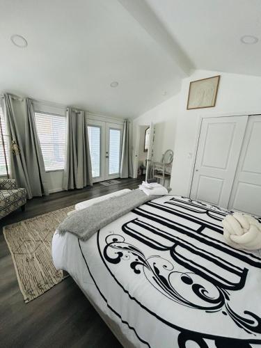 Connecticut Waterfront Home, With Hot Tub, Cozy in Rokihilla