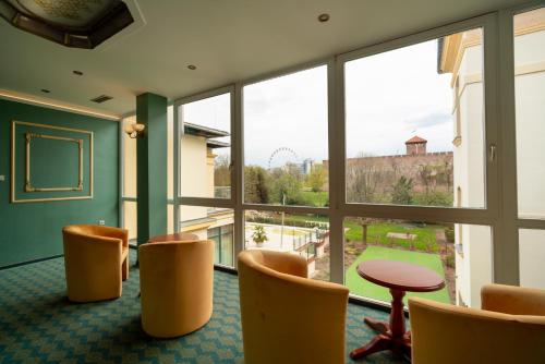 ทัศนียภาพ, Elizabeth Hotel in โอวารอส