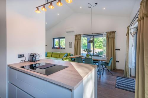 مطبخ, Villa Shanti, a luxurious and modern Villa surrounded by nature in Zupanici