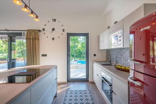 مطبخ, Villa Shanti, a luxurious and modern Villa surrounded by nature in Zupanici