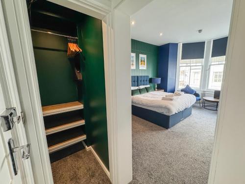 Deluxe Suite with Sea View image 2