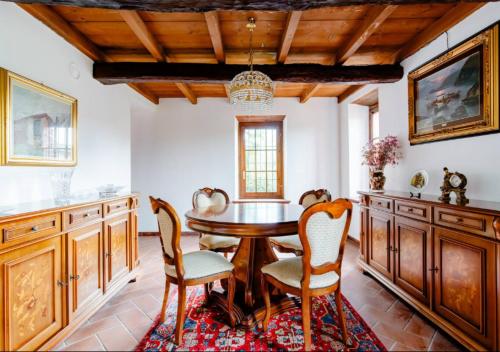 Koplietošanas atpūtas telpa ar TV, Villa Teresa - Villa & Piscina immersi nel vigneto! in Rocca Deʼgiorgi