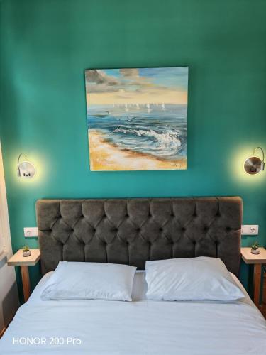 1 queen bed, 1 sofa bed