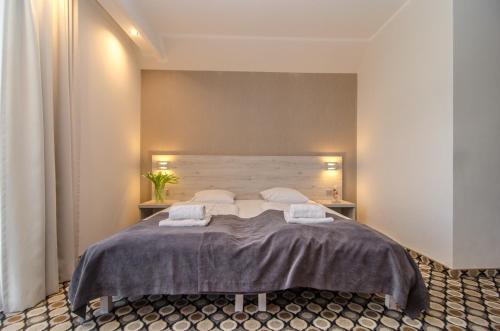 2 twin beds, 1 sofa bed