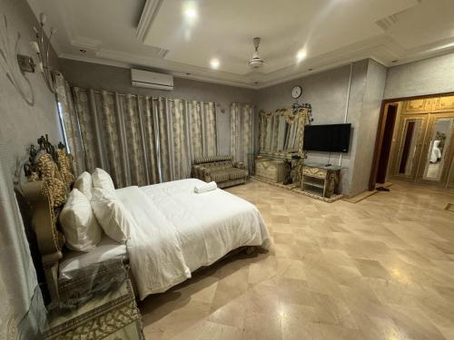 Family Room image 10