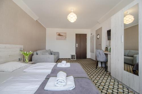 2 twin beds, 1 sofa bed