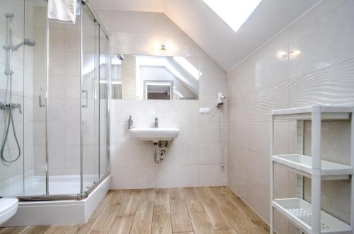 Marina Mielno z widokiem na jezioro