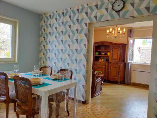 virtuve, Chez Tata Malou - Maison avec jardin, cour fermée, proche toutes commodités (Chez Tata Malou - Maison avec jardin, cour fermee, proche toutes commodites) in Saint-Julien-Chapteuil
