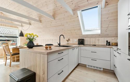 ห้องครัว, Cozy Home In Hemmet With Wifi in เฮมเมท