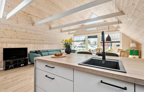 ห้องครัว, Cozy Home In Hemmet With Wifi in เฮมเมท