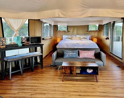 Rest and Recharge at this Wonderful Glamping Destination in Burnet, Texas in 伯尼特