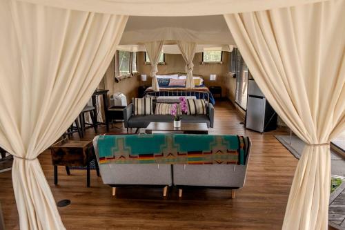 Rest and Recharge at this Wonderful Glamping Destination in Burnet, Texas in 伯尼特