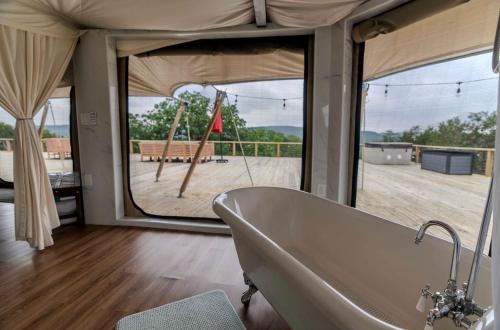 Rest and Recharge at this Wonderful Glamping Destination in Burnet, Texas in 伯尼特