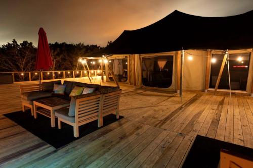 Rest and Recharge at this Wonderful Glamping Destination in Burnet, Texas in 伯尼特