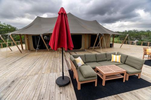 Rest and Recharge at this Wonderful Glamping Destination in Burnet, Texas in 伯尼特