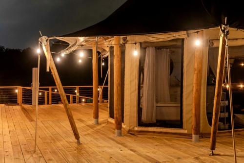 Rest and Recharge at this Wonderful Glamping Destination in Burnet, Texas in 伯尼特