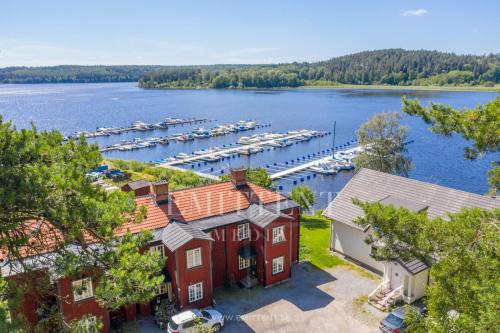 Entire Town House on Ground floor front of Lake in Marsta