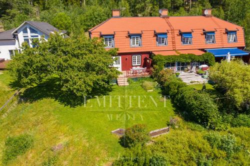Entire Town House on Ground floor front of Lake in Marsta