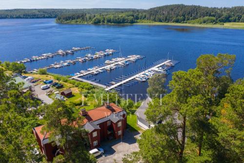 Entire Town House on Ground floor front of Lake in Marsta