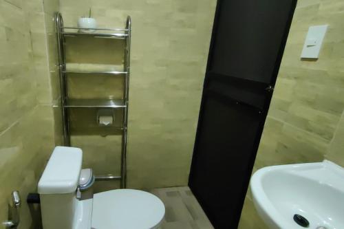 Standard Queen Room image 3