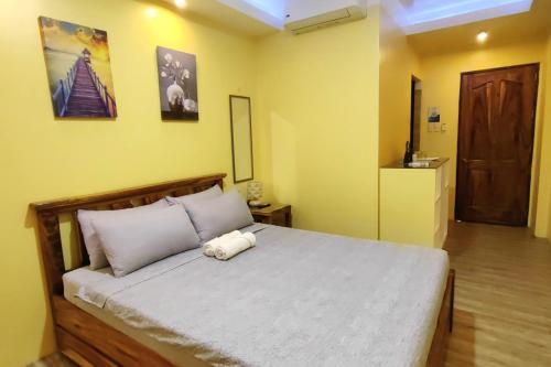 Standard Queen Room image 5