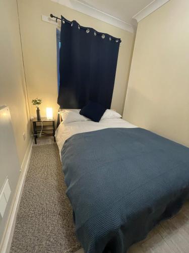 Professional 3-bed flat - Tap to explore photos