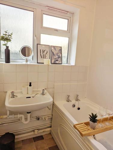 Fürdőszoba, Professional 3-bed flat in Greenstead