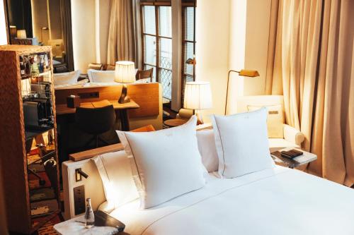 room detail thumbnail 1