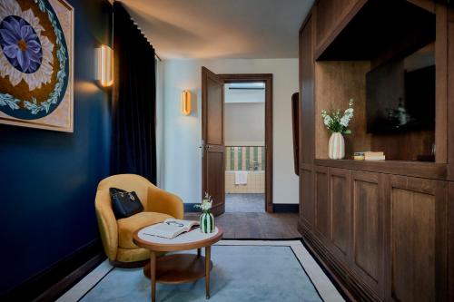 room detail thumbnail 1