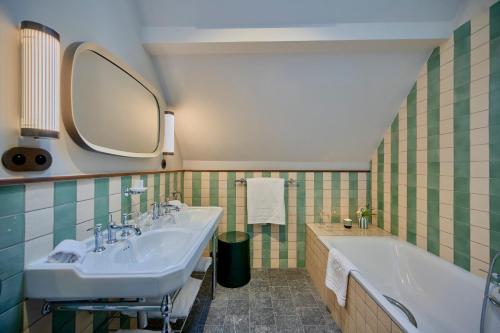 room detail thumbnail 2