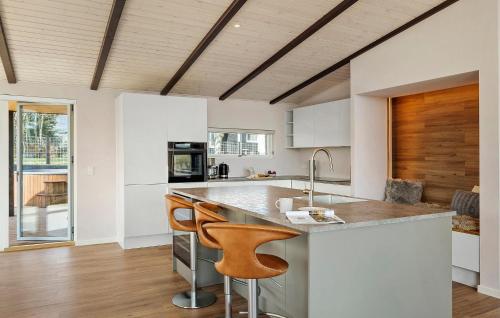 keuken, Beautiful Home In Hadsund With Sauna in Hadsund