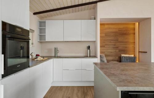 keuken, Beautiful Home In Hadsund With Sauna in Hadsund